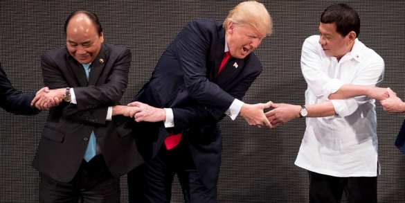 В Сети посмеялись над рукопожатием Трампа на саммите АСЕАН (ФОТО, ВИДЕО) | Русская весна