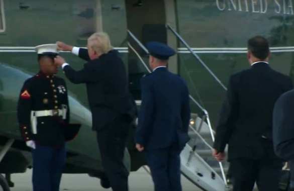 Трамп безуспешно пытался надеть на солдата фуражку (ВИДЕО) | Русская весна