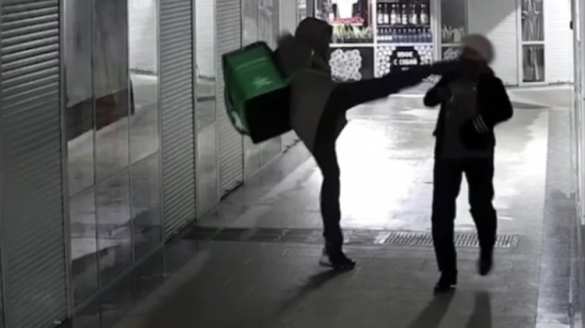 Курьер-мигрант вырубил бабушку ударом ноги в голову в Новосибирске (ВИДЕО) | Русская весна