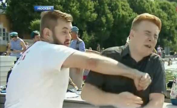 Корреспондента НТВ побили в прямом эфире во время празднования Дня ВДВ (ВИДЕО 18+) | Русская весна