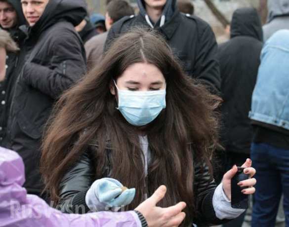 Ukrainer bewarfen die US-Botschaft in Kiew mit Mist (VIDEO) | Русская весна