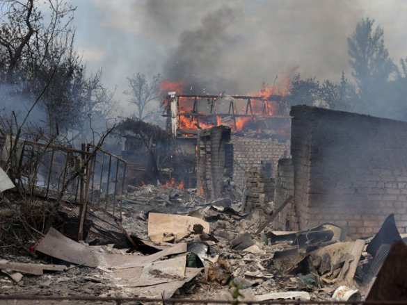 ВСУ обстреляли поселок Спартак в пригороде Донецка, горит жилой дом | Русская весна