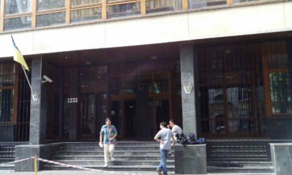 Ситуация под «Укрнафтой» спокойная, вход в здание охраняют люди в штатском без оружия (ФОТО) | Русская весна
