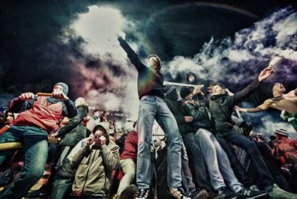 Фанаты «Карпат» заставили футболистов раздеться после позорного поражения (ВИДЕО) | Русская весна