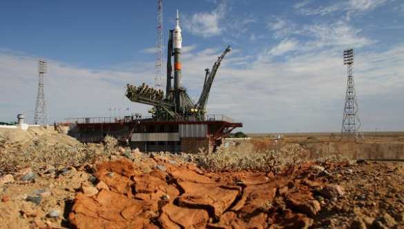 Ракета-носитель с пилотируемым кораблем «Союз» установлена на стартовый стол | Русская весна