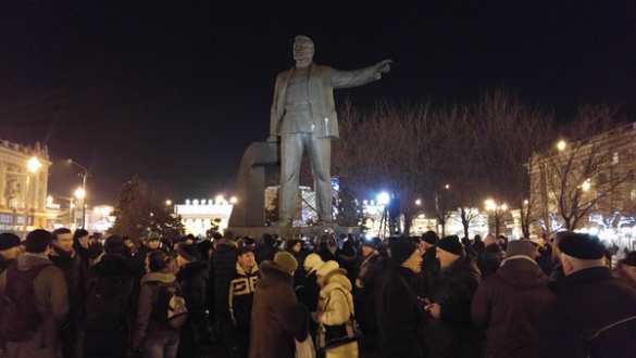 В Днепропетровске толпа пытается снести памятник Петровскому (ВИДЕО) | Русская весна