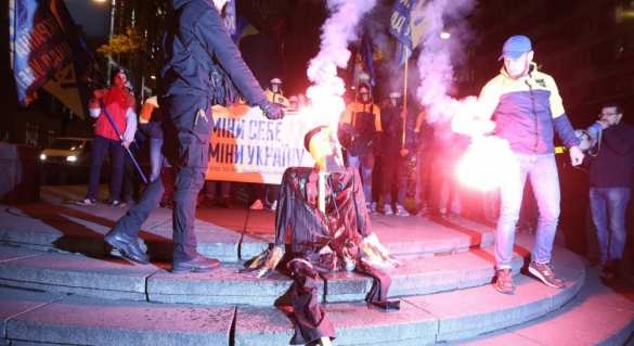 «Изгнать совковую идеологию»: в Киеве сожгли чучело Ленина (ФОТО, ВИДЕО) | Русская весна