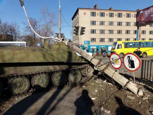 В оккупированной Константиновке украинские боевики на бронемашине сбили женщину с ребенком (ВИДЕО+ФОТО) | Русская весна