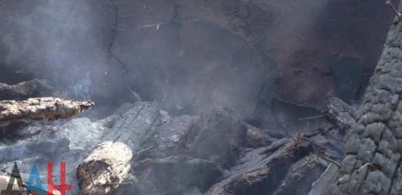 В пригороде Донецка в результате обстрела ВСУ загорелся жилой дом | Русская весна