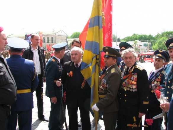 На 9 мая ветеранам в Харькове оставили только украинский флаг — и никаких георгиевских лент | Русская весна