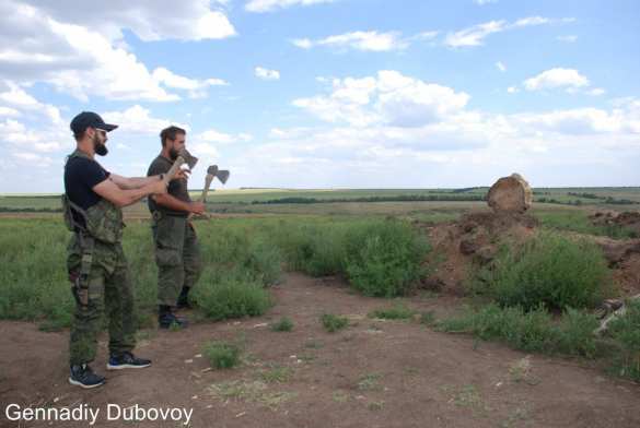 Настоящие викинги: Бойцы МСБ «Викинги» соревнуются в метании топоров в Белой Каменке (ФОТО) | Русская весна