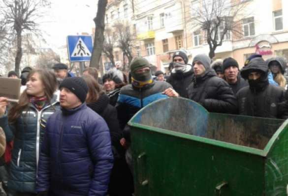 Результаты «Майдана» в Виннице: 7 силовиков госпитализированы, толпа требует «люстрации» главы облМВД (фото, видео) | Русская весна