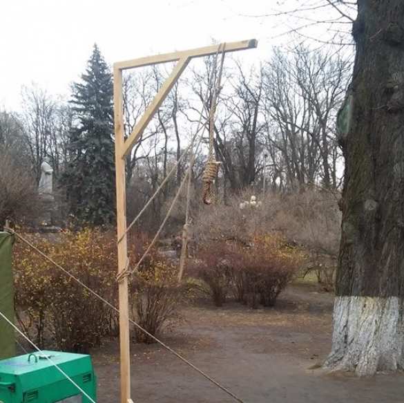 В Киеве у Верховной Рады установили виселицу (ФОТО) | Русская весна