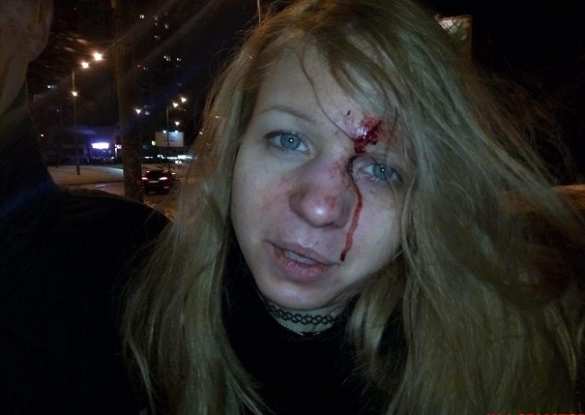 Неонацистке Вите Заверухе разбили нос в драке с полицейскими в Одессе | Русская весна