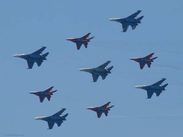 «Русские витязи» и «Стрижи» совместно исполнили фигуры высшего пилотажа на Параде Победы в Севастополе (видео) | Русская весна