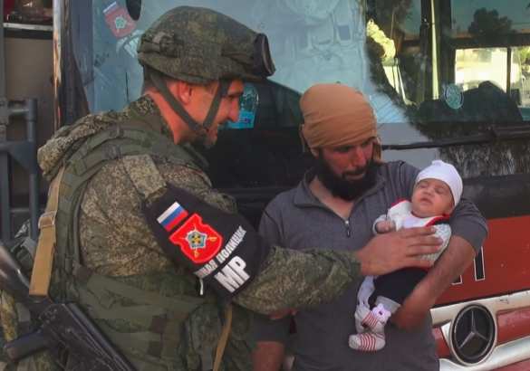 Удивительные кадры: Российские военные играют с детьми боевиков в Восточном Каламуне (ВИДЕО) | Русская весна