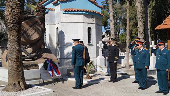 Дипломаты России и Украины возложили венки к могиле советского воина в Афинах | Русская весна