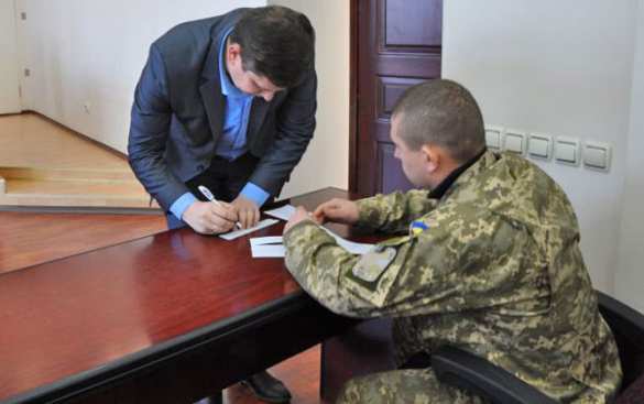 Краматорским депутатам вручили повестки на войну, убивать земляков с Донбасса (ФОТО) | Русская весна