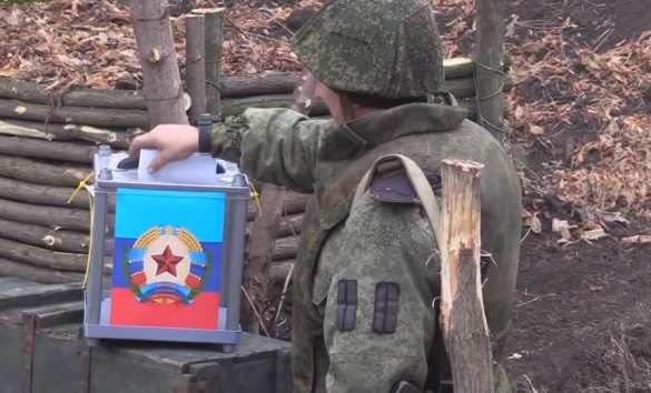 Бойцы армии ЛНР голосуют на передовой (ВИДЕО) | Русская весна