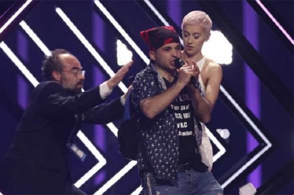 У британской участницы Евровидения отобрали микрофон на сцене (ВИДЕО) | Русская весна