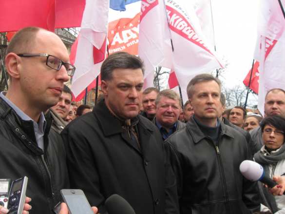 А.Яценюк (слева), О.Тягнибок и В.Наливайченко на Майдане Лидера украинских нацистов и экс-главу СБУ обвиняют в вымогательстве денег за украденные из голландских музеев картины (ФОТО) | Русская весна