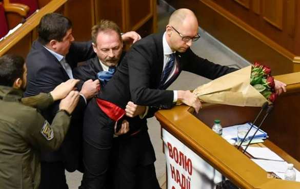 «Это удар по международной репутации страны»: кабмин Украины прокомментировал драку в Раде (ДОКУМЕНТ, ВИДЕО) | Русская весна