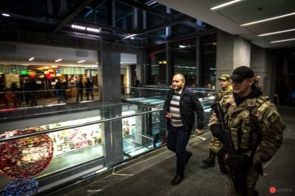 Корбан, Ярош и Парасюк уединились на верхнем этаже ТЦ в Днепре. Там в одном из ресторанов начался закрытый банкет | Русская весна