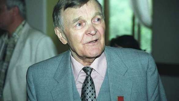 Умер писатель-фронтовик Юрий Бондарев, автор повести «Батальоны просят огня» | Русская весна