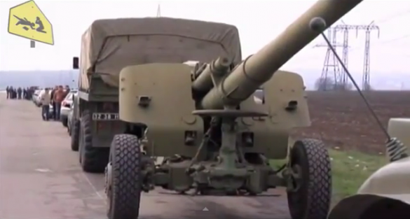 Под Донецком жители заблокировали колонну военной техники | Русская весна