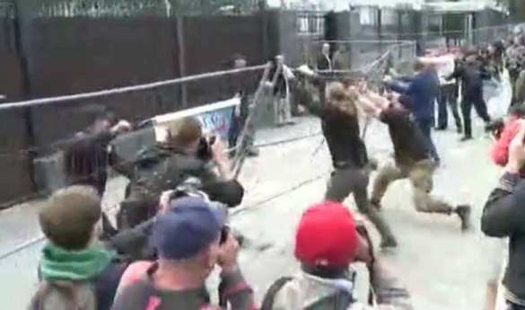 За участие в беспорядках под посольством России задержан депутат Киевсовета (ФОТО) | Русская весна