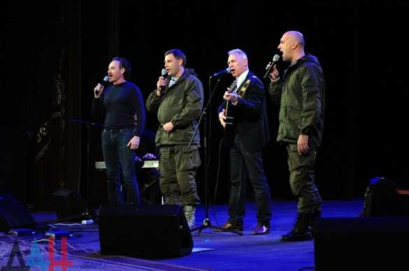 Захарченко спел на сцене вместе с Прилепиным, Александром Ф. Скляром и Джанго (ВИДЕО) | Русская весна