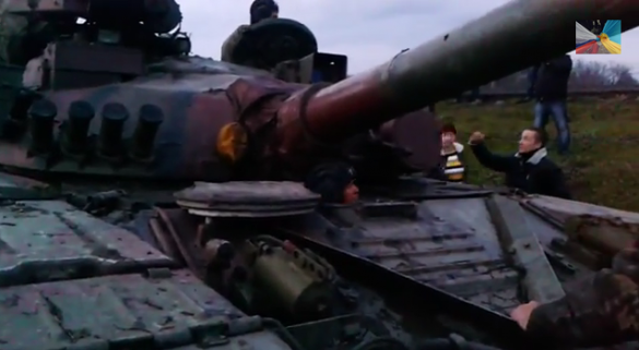 Местные жители захватили танк в Донецкой области (видео) | Русская весна
