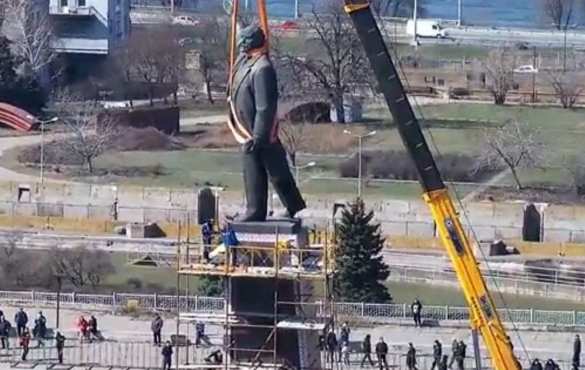 В Запорожье под гимн Украины демонтировали памятник Ленину | Русская весна