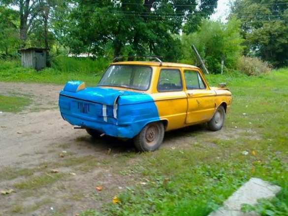 Новый рекорд Украины: в «Запорожец» влезли 17 человек (ВИДЕО) | Русская весна