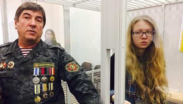 Без нее отсюда не уйду, — нардеп в суде приковал себя наручниками к неонацистке Заверухе, радикалы заблокировали суд (ФОТО, ВИДЕО) | Русская весна