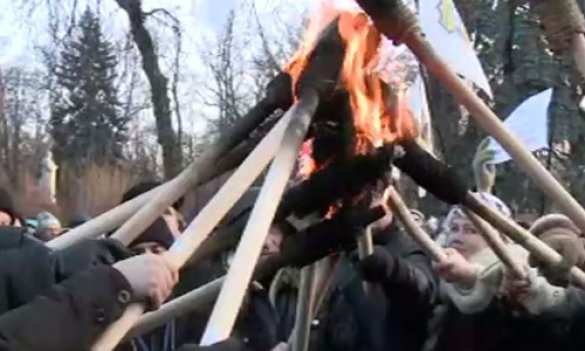 «Кредитный майдан» в Киеве: горящие факелы, угрозы сжечь Верховную Раду, милиции больше, чем протестующих (фото + видео) | Русская весна