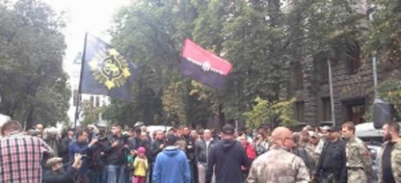 В Полтаве здание областной милиции вместе с «Правым сектором» окружили боевики «Азова» и «Айдара» (ВИДЕО) | Русская весна