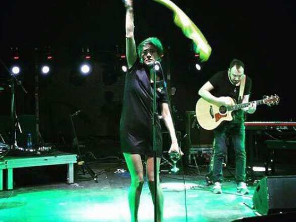 Земфира размахивала на сцене в Грузии украинским флагом (ВИДЕО) | Русская весна