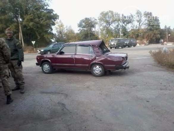 БТР ВСУ раздавил гражданские «Жигули» под Мариуполем (ФОТО) | Русская весна