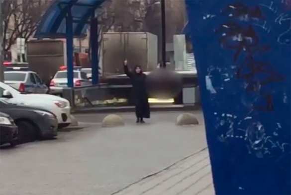 В Москве няня размахивала головой убитого ребёнка и угрожала подорвать себя у станции метро (ФОТО, ВИДЕО 18+) | Русская весна
