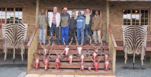 Депутаты от «Блока Порошенко» из Львова прославились жуткими фото на фоне убитых ими животных | Русская весна