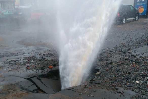 Агония инфраструктуры: в Харькове из-под земли забил фонтан высотой с 6-этажный дом (ФОТО, ВИДЕО) | Русская весна